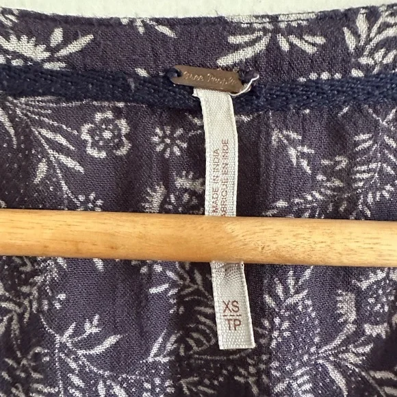 Free People Boho Ratio Indigo Printed Button Down Tunic Blouse size XS EUC - Picture 9 of 11